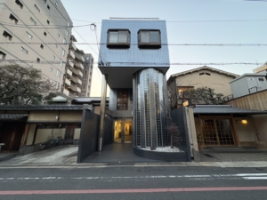 津田ビル1階